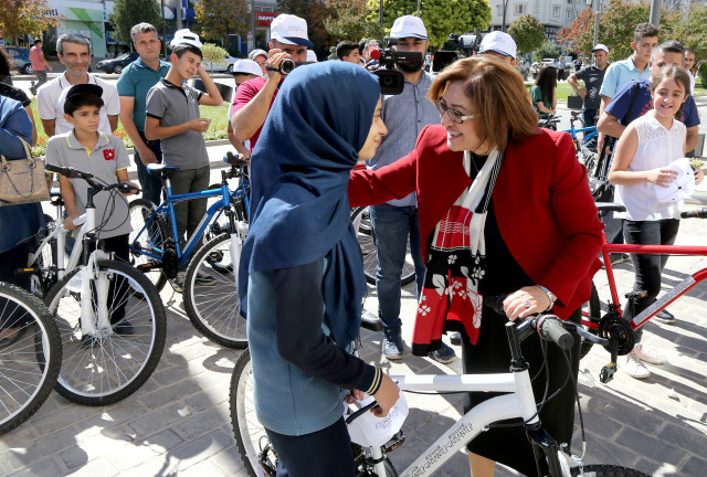 Şahin, Başarılı Öğrencilere Bisiklet Hediye Etti