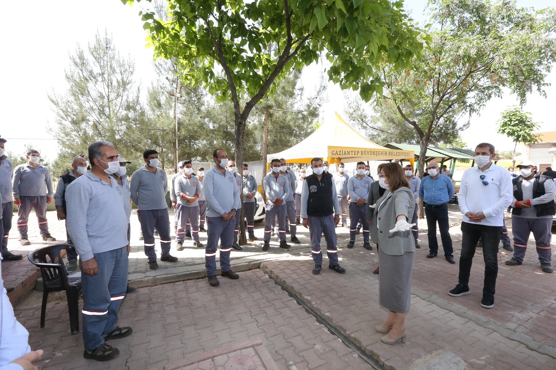  ŞAHİN'den İLAÇLAMA EKİPLERİNE MASKE