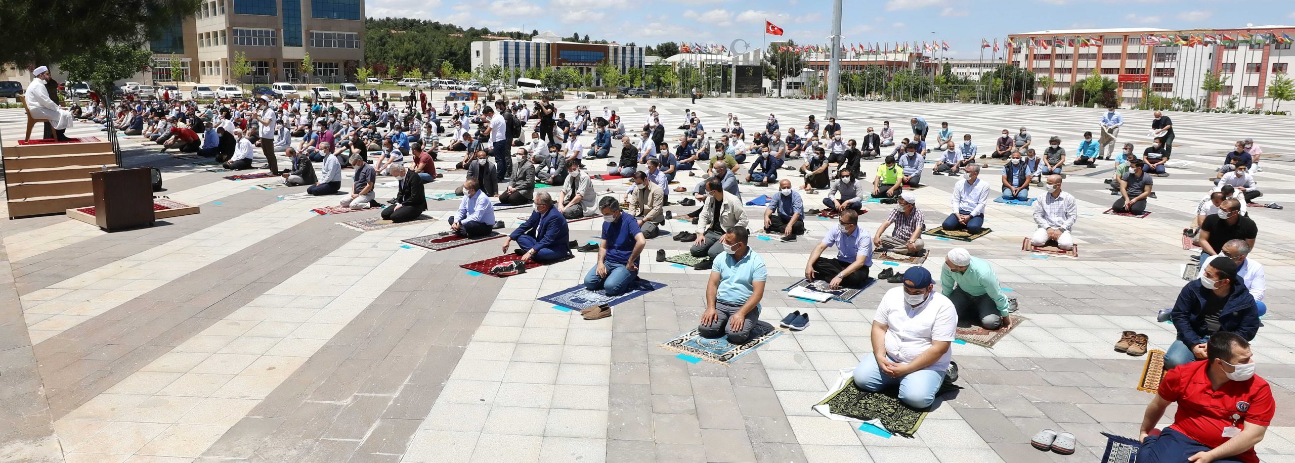 GAÜN’DE SOSYAL MESAFELİ İLK CUMA NAMAZI