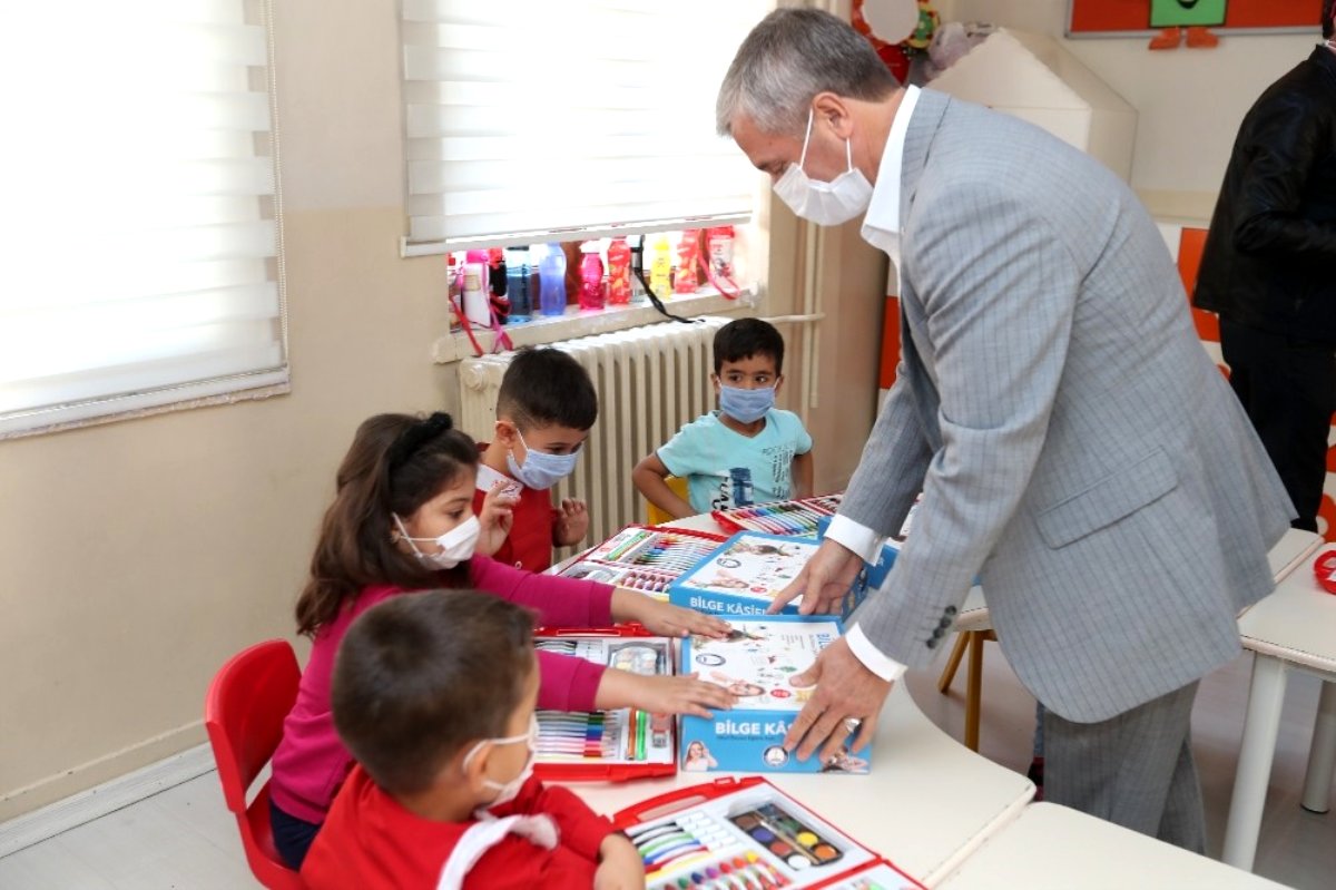 Şahinbey'de ilkokul öğrencilerine boyama seti hediyesi