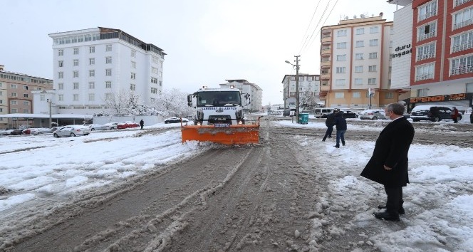 Şahinbey’de karlı yollara anında müdahale