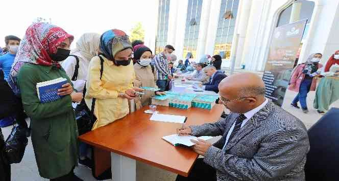 GAÜN İlahiyat Fakültesi'nden imza şöleni