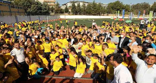 Gaziantep Büyükşehir ilçe spor şenliklerinin startını Nurdağı'nda verdi