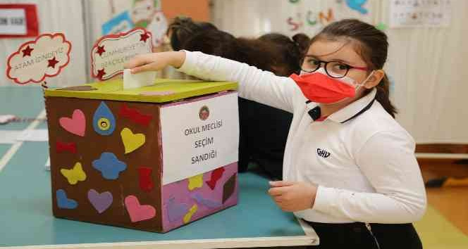 Gaziantep Kolej Vakfı Özel İlkokulu'nda seçim heyecanı sürüyor