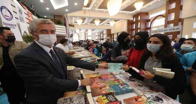 Şahinbey Belediyesi'nden 50 bin öğrenciye 80 TL değerinde kitap hediye çeki