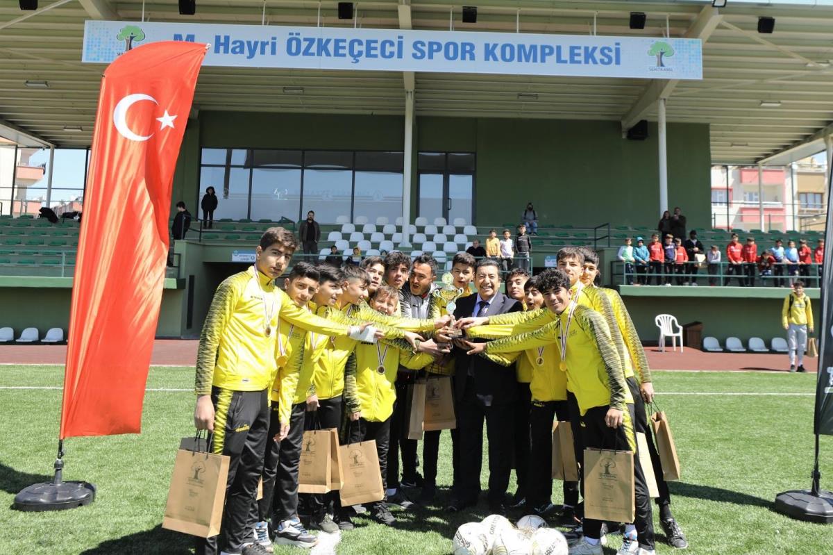 Oku-Oyna-Zinde Kal Futbol Turnuvası’nda kupa sevinci