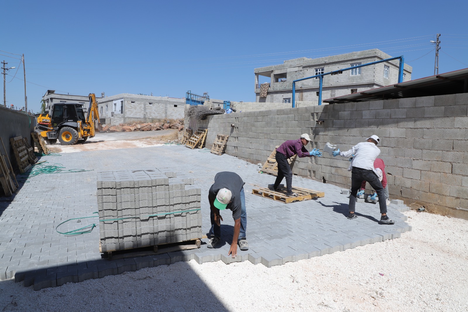 KOZLUYAZI MAHALLESİ, KİLİTLİ PARKE TAŞIYLA DÖŞENİYOR