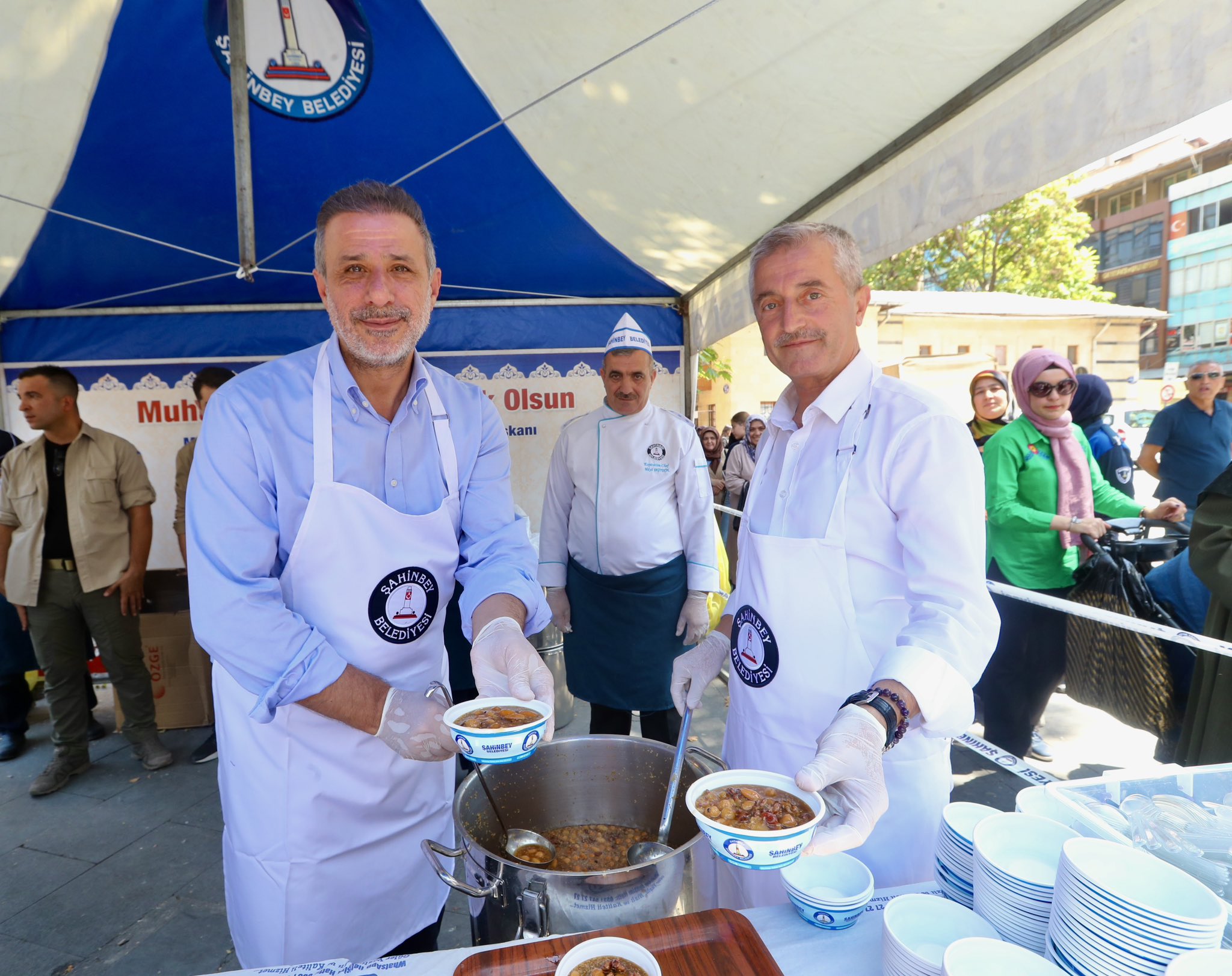 MİLLETVEKİLİ ÇELİKASLAN VE BAŞKAN TAHMAZOĞLU'NDAN AŞURE İKRAMI