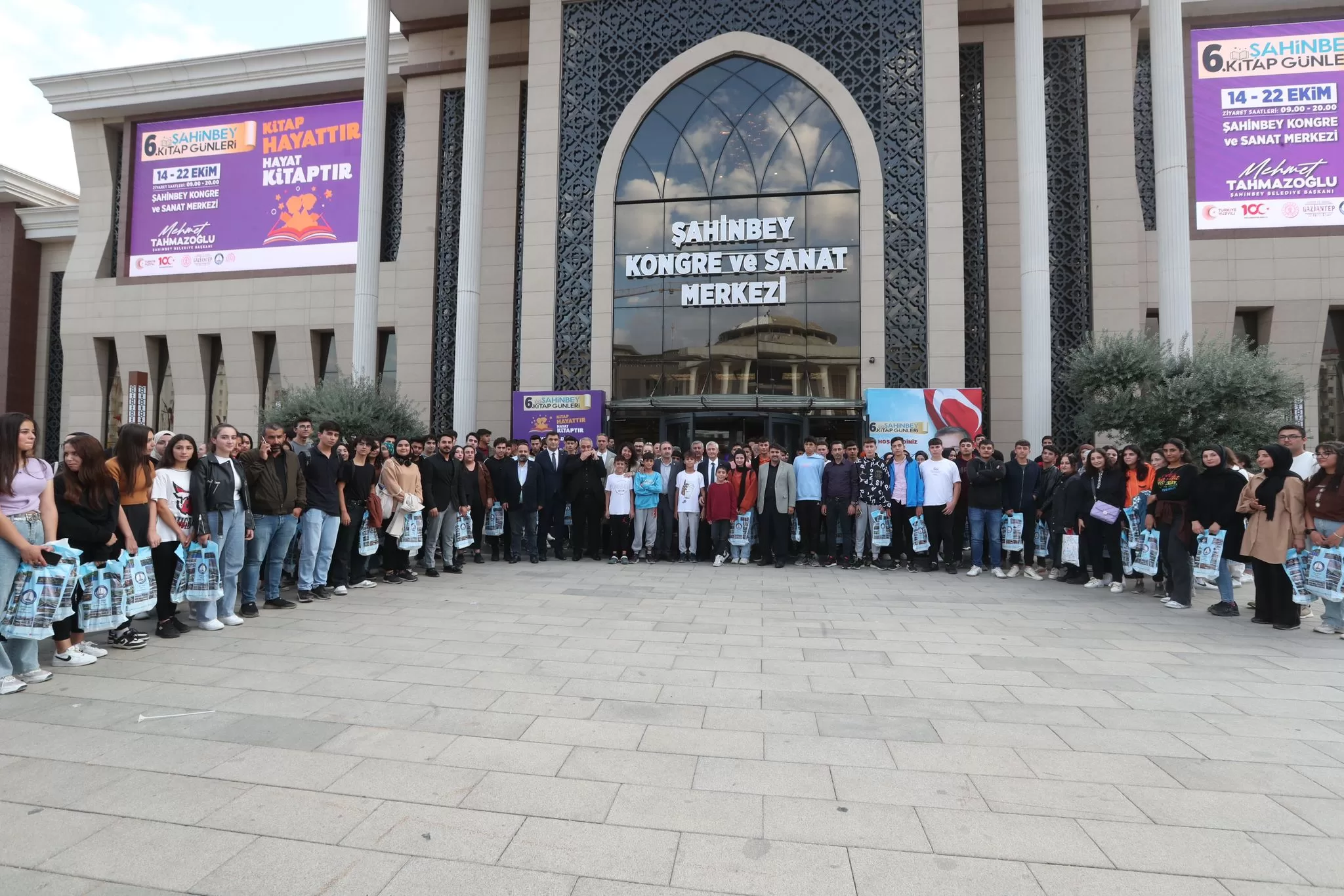 ŞAHİNBEY BELEDİYESİ’NİN 6. KİTAP FUARI DEPREMZEDE ÖĞRENCİLERİ AĞIRLADI