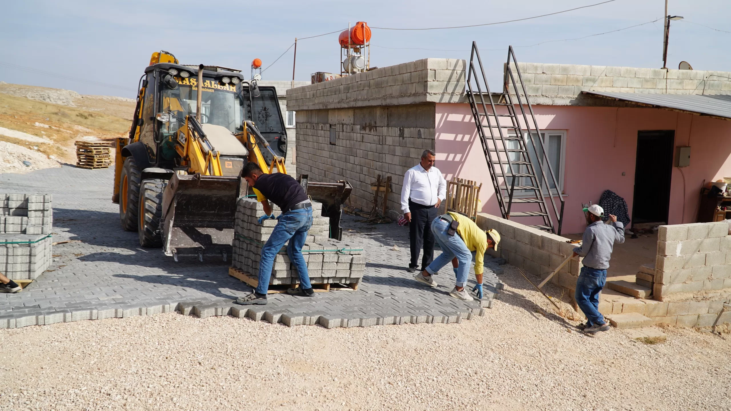 KARAHÖYÜK’TEKİ YENİ YOLLAR KİLİTLİ PARKE TAŞI İLE DÖŞENİYOR