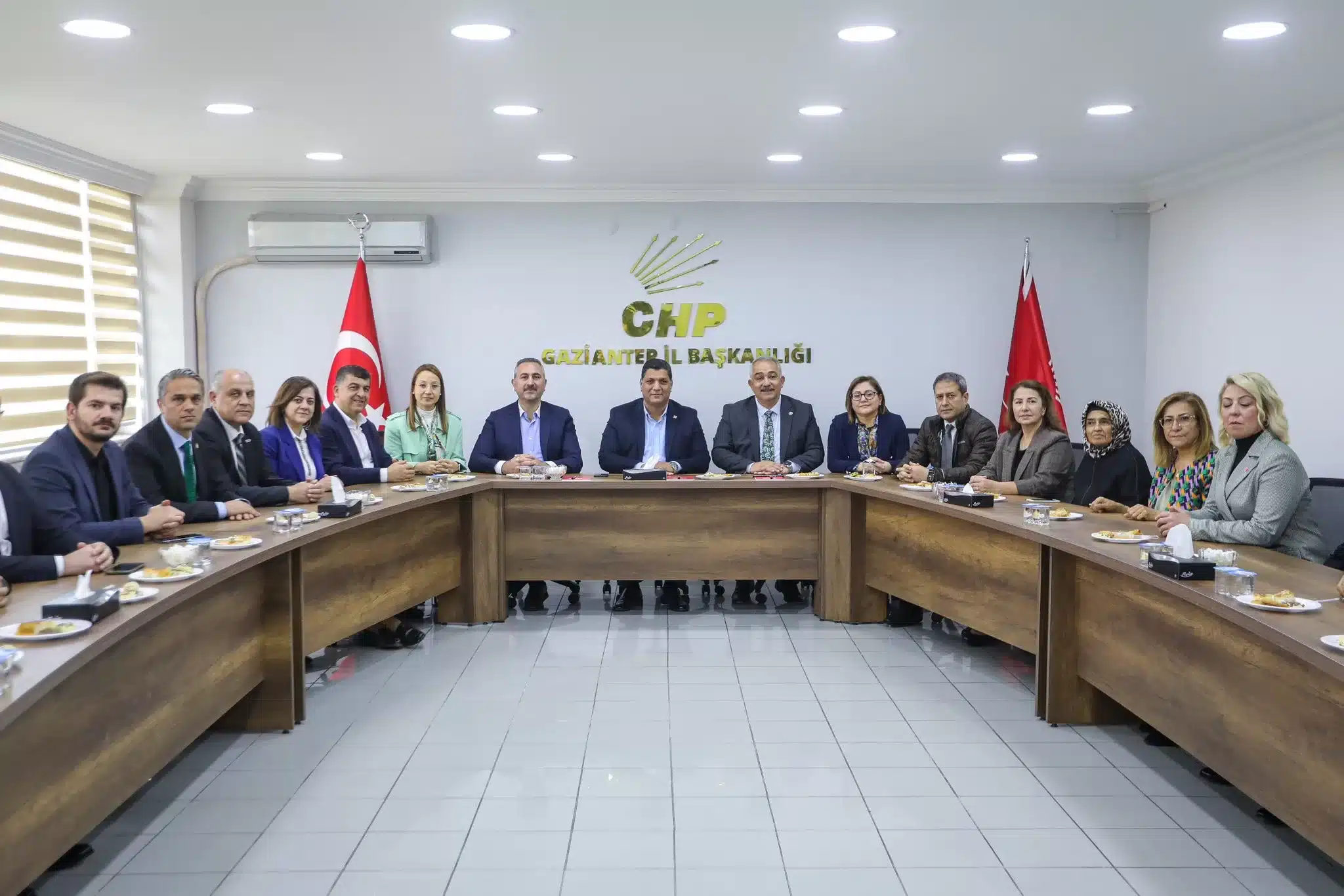 AK PARTİ'DEN CHP'YE ZİYARET