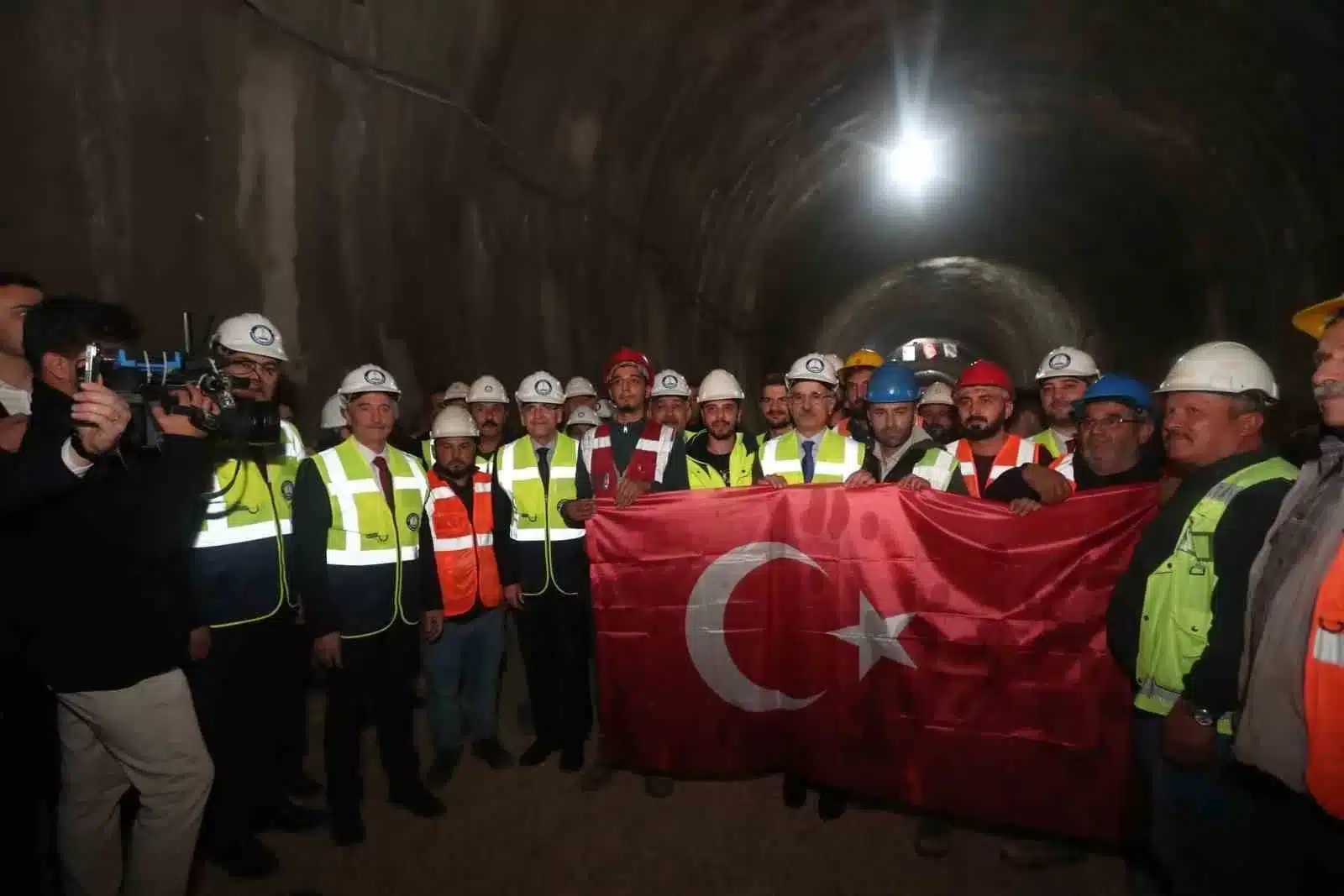 Şahinbey’de 100. Yıl Tünellerinde ilk ışık bakanlarla birlikte görüldü