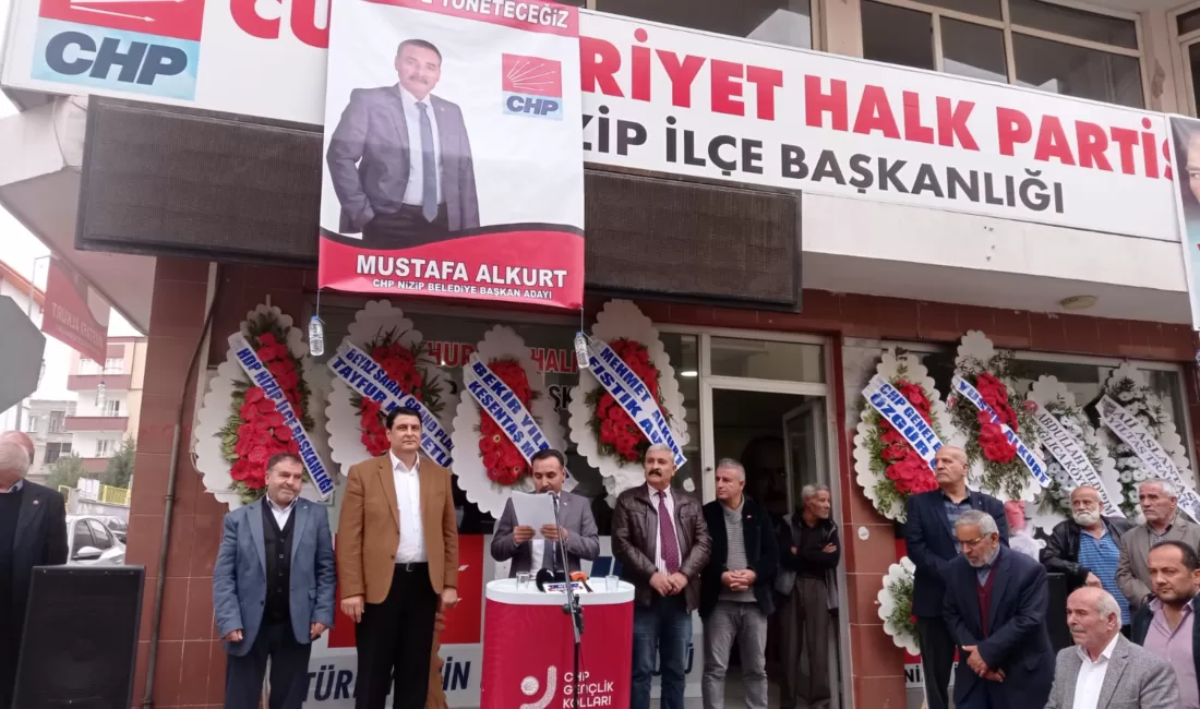 CHP ilçe binasında partililer