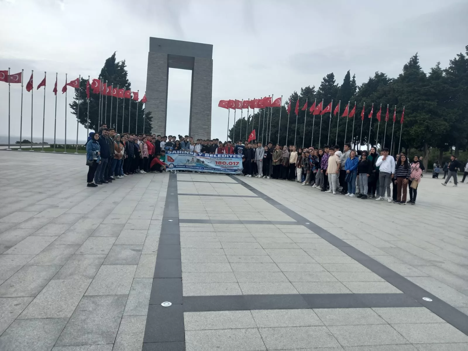 BAŞKAN TAHMAZOĞLU DEPREMZEDE ÖĞRENCİLERİ ECDATLA BULUŞTURDU