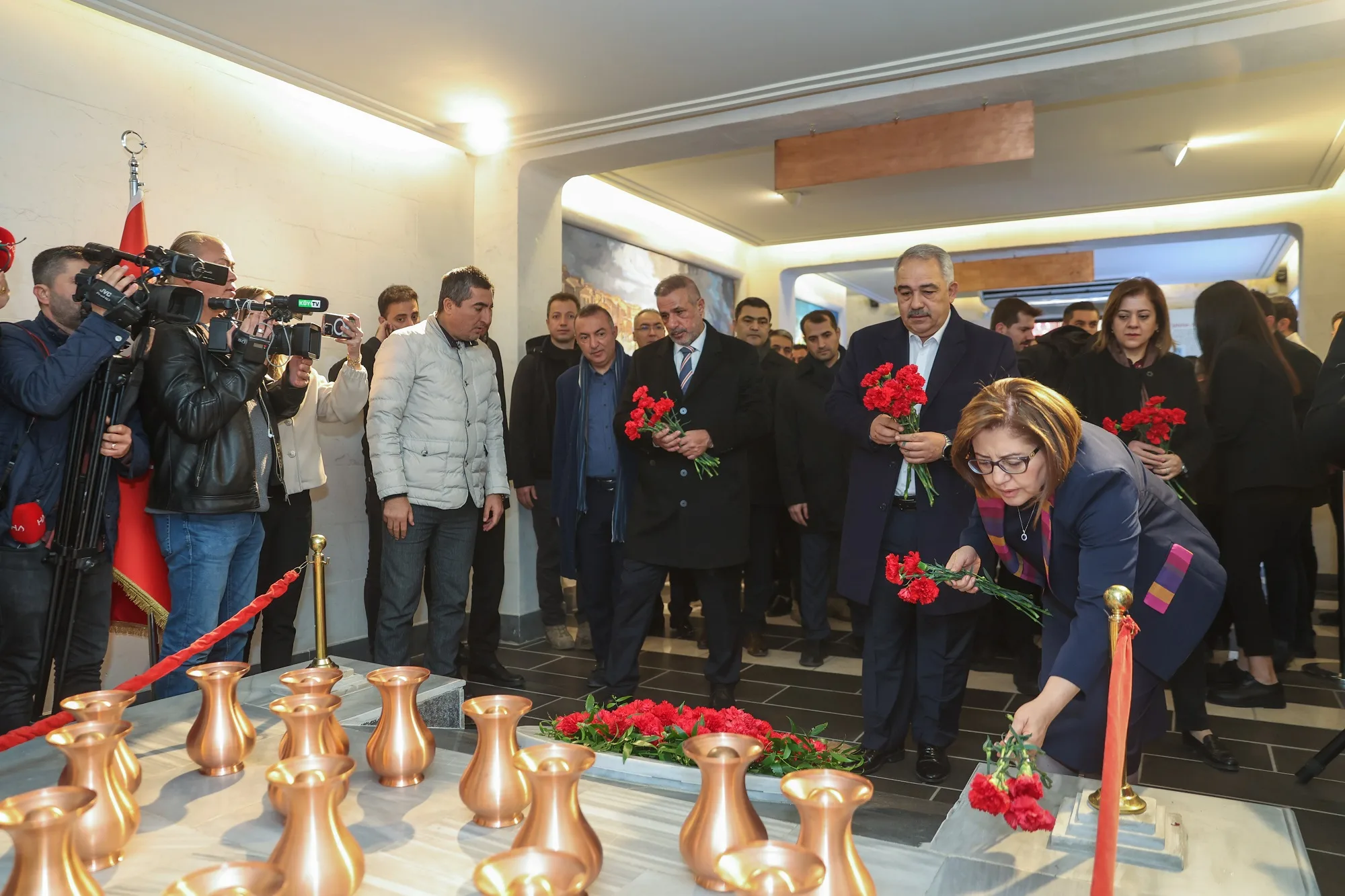 BAŞKAN FATMA ŞAHİN, SEÇİM ÇALIŞMALARINA ŞEHİTLERİ ANARAK BAŞLADI