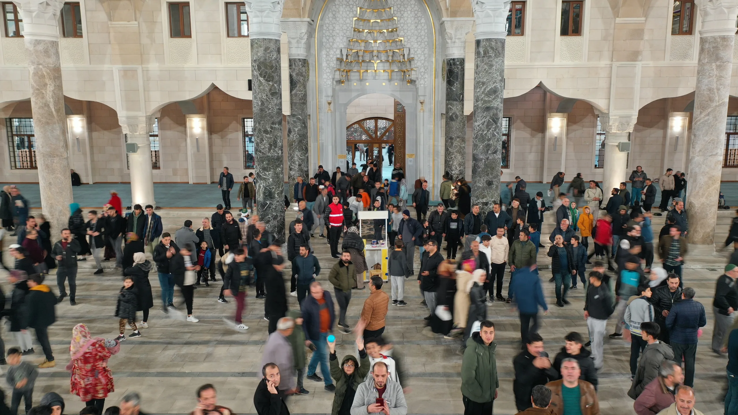 VATANDAŞLAR RAMAZANDA MİLLET CAMİ’NE AKIN ETTİ