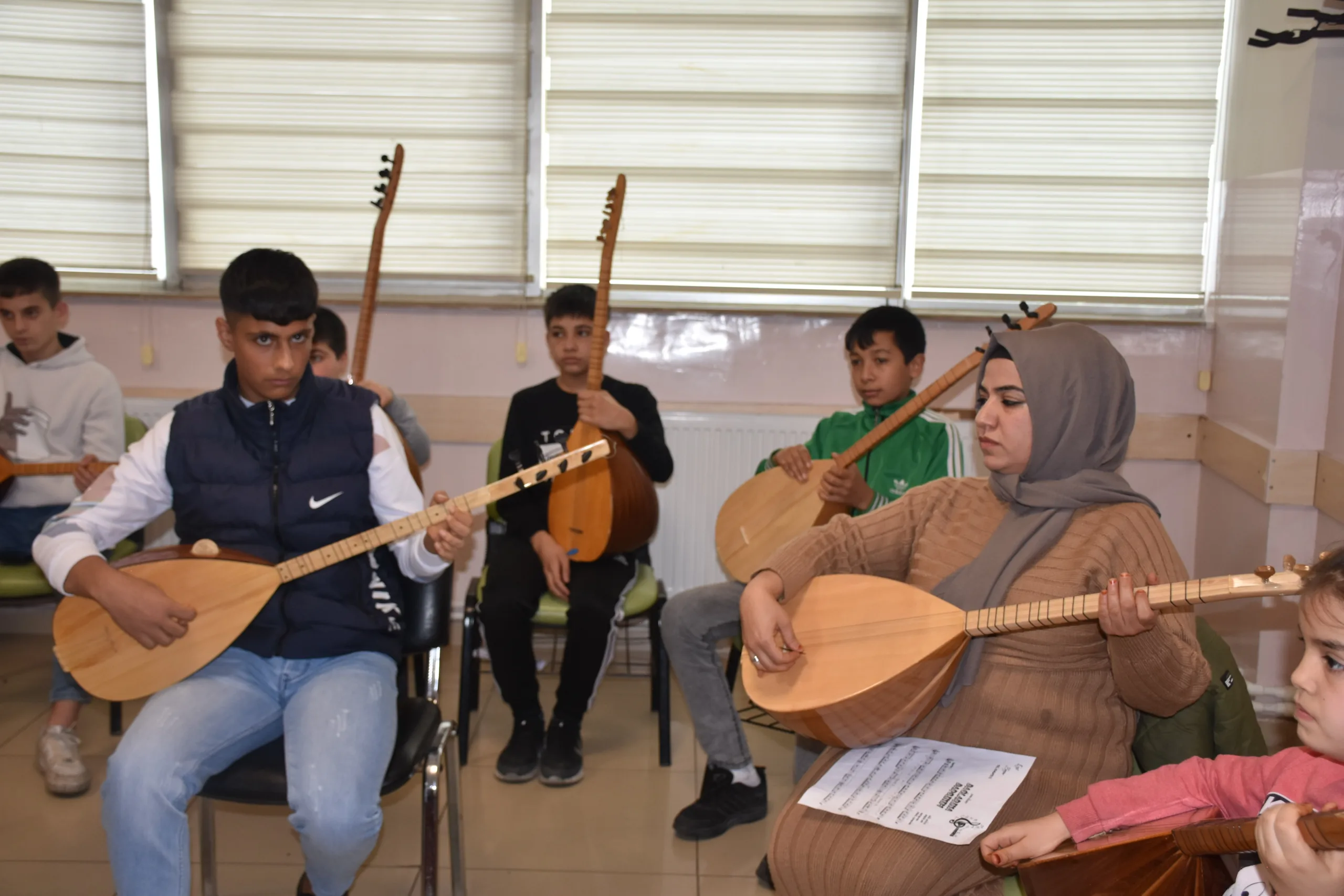 ŞAHİNBEY BELEDİYESİ TESİSLERİNDE BAĞLAMA ÇALMAYI ÖĞRENİYORLAR