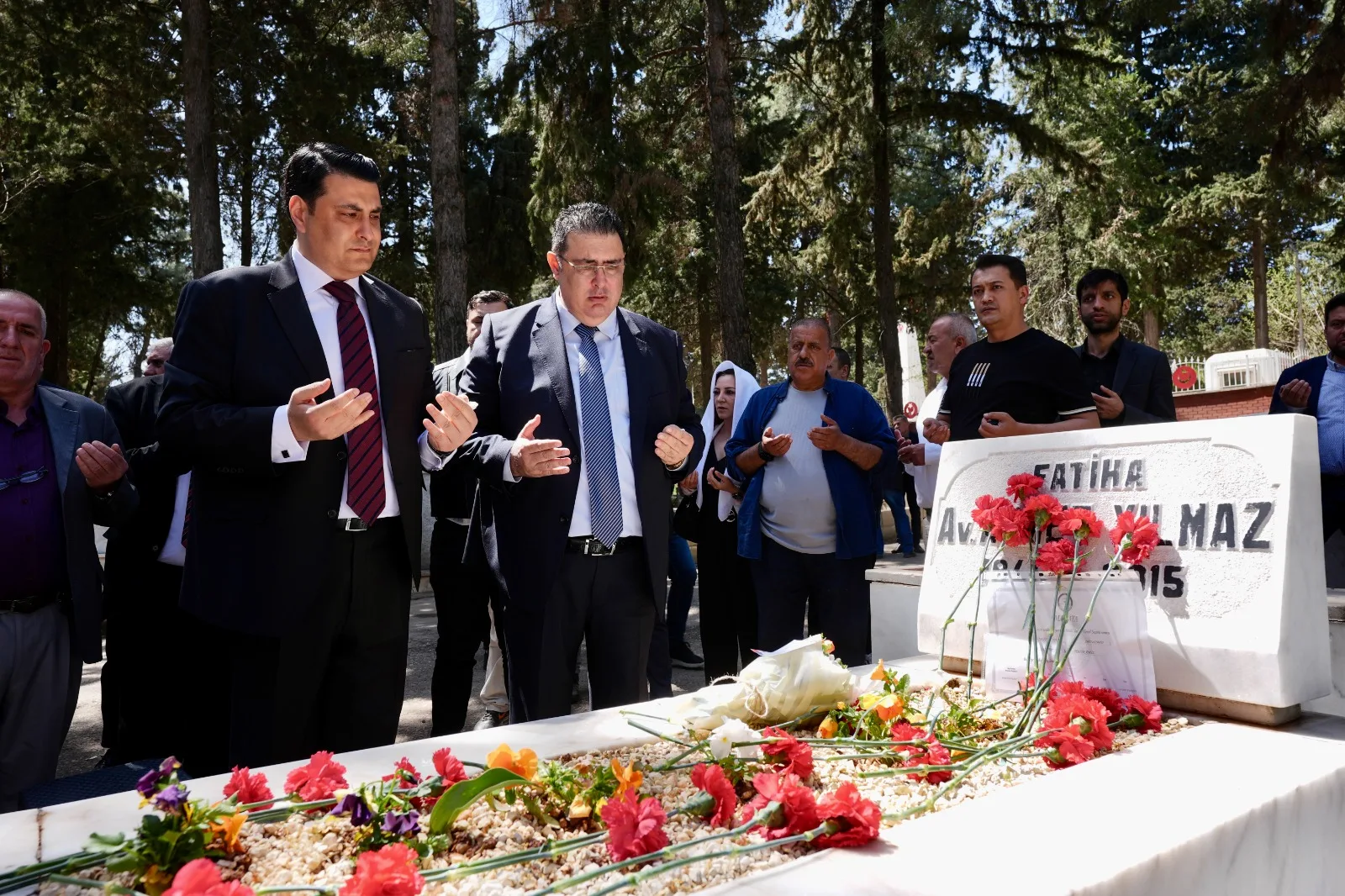 MAZBATAYI ALAN BAŞKAN YILMAZ, İLK ZİYARETİNİ BABASININ KABRİNE YAPTI  