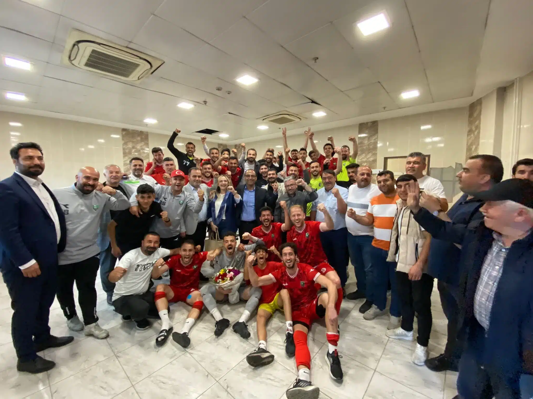 Şehitkamil Belediyespor Tuncer'le coşuyor