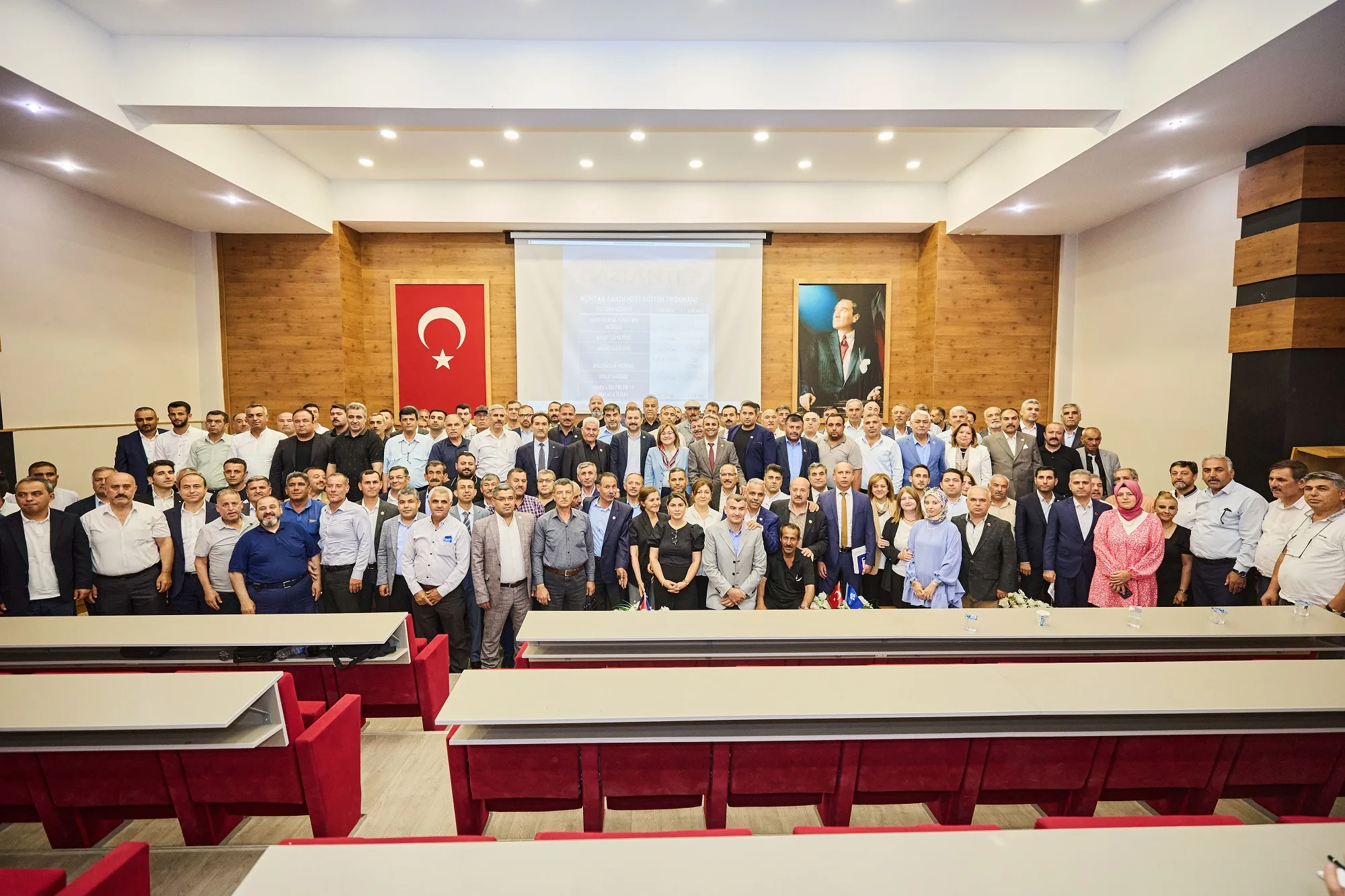 MAHALLENİN KAHRAMANLARINA YENİ BİR VİZYON: MUHTARLAR AKADEMİSİ  