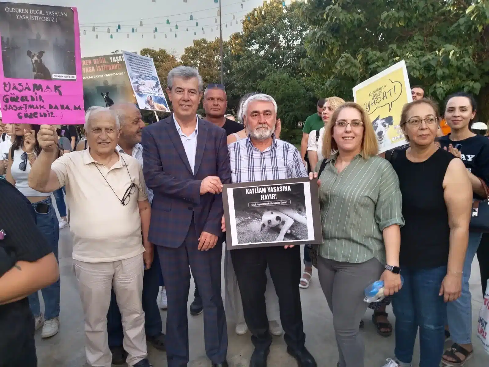 ŞEHİTKAMİL’DE, SOKAK HAYVANLARI İÇİN YOĞUN KATILIMLI PROTESTO  