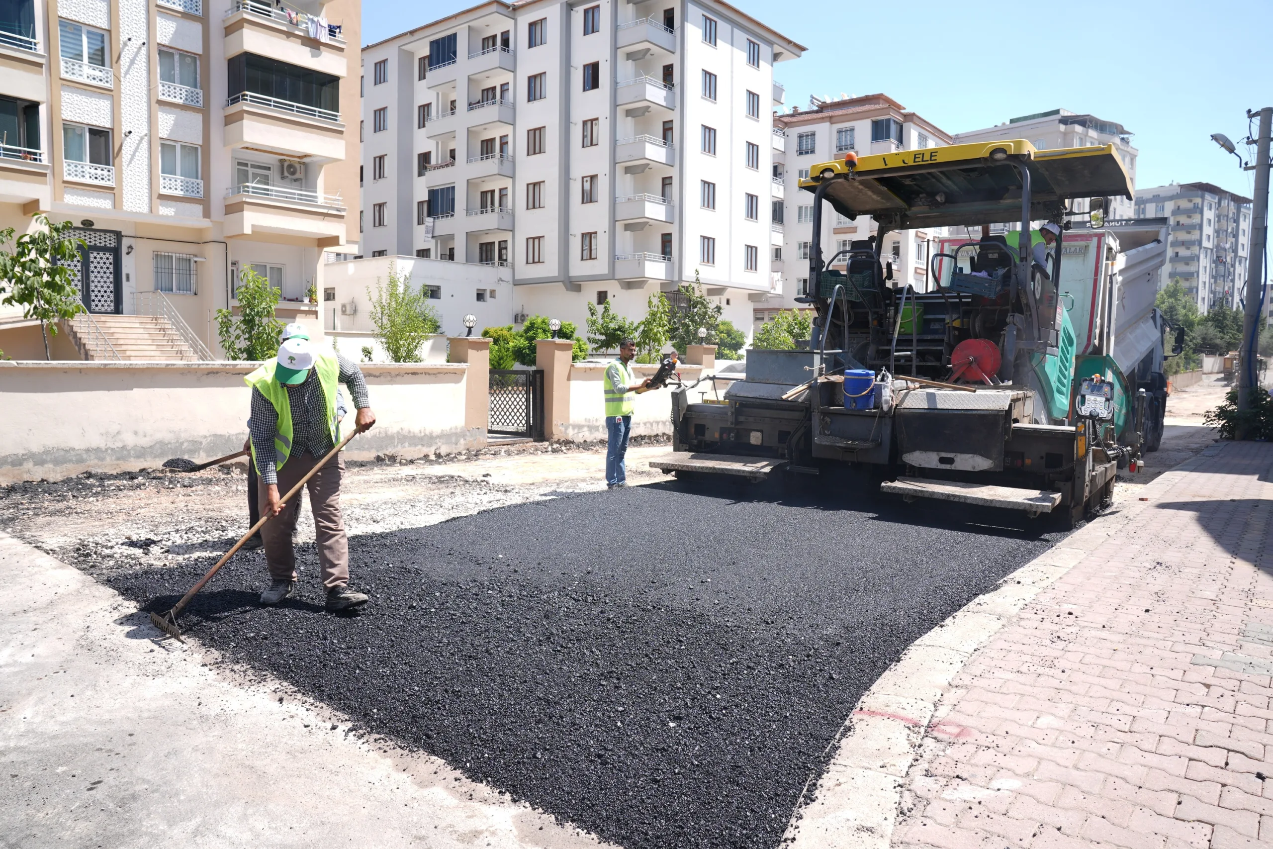 ŞEHİTKAMİL’DE ASFALT SEFERBERLİĞİ  