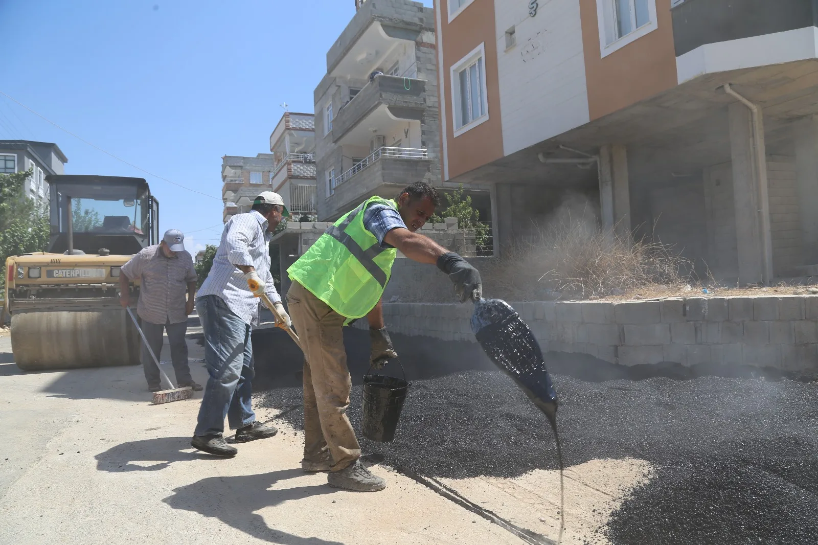 Nizip'te sıcak asfalt çalışmaları devam ediyor