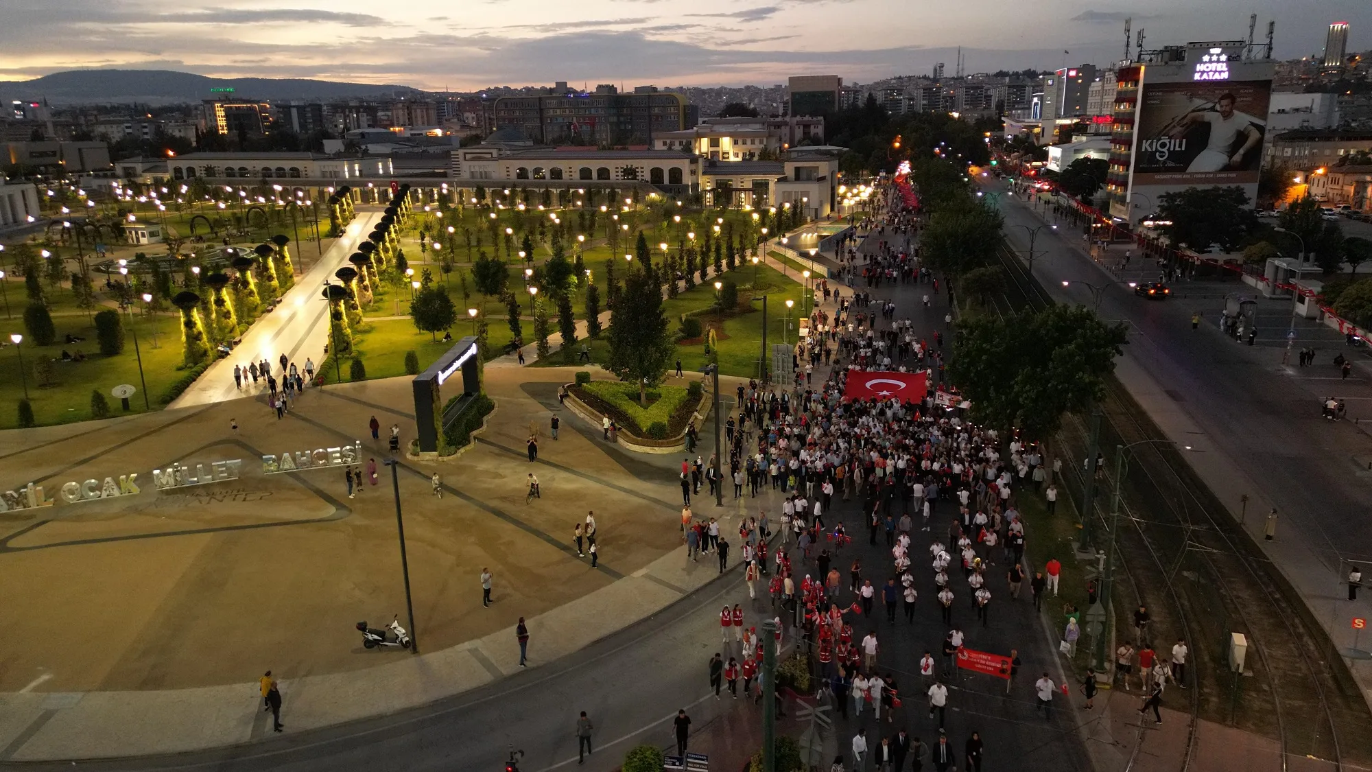 GAZİ ŞEHİRLİLER, DESTANSI DİRENİŞ 15 TEMMUZ’DA MEYDANLARDAYDI  