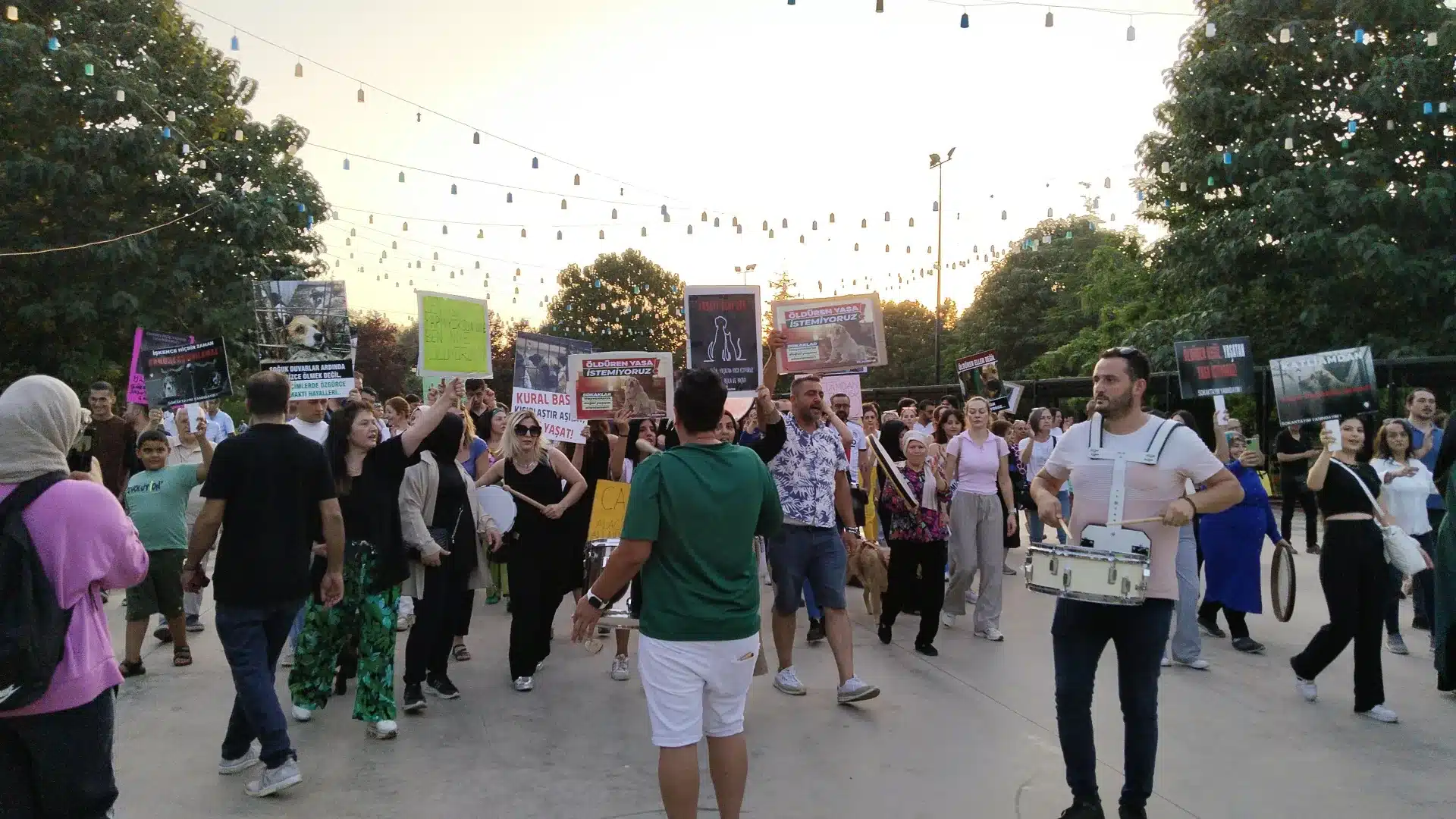 Şehi̇tkami̇l’de, Sokak Hayvanlari İçi̇n Yoğun Katilimli Protesto  