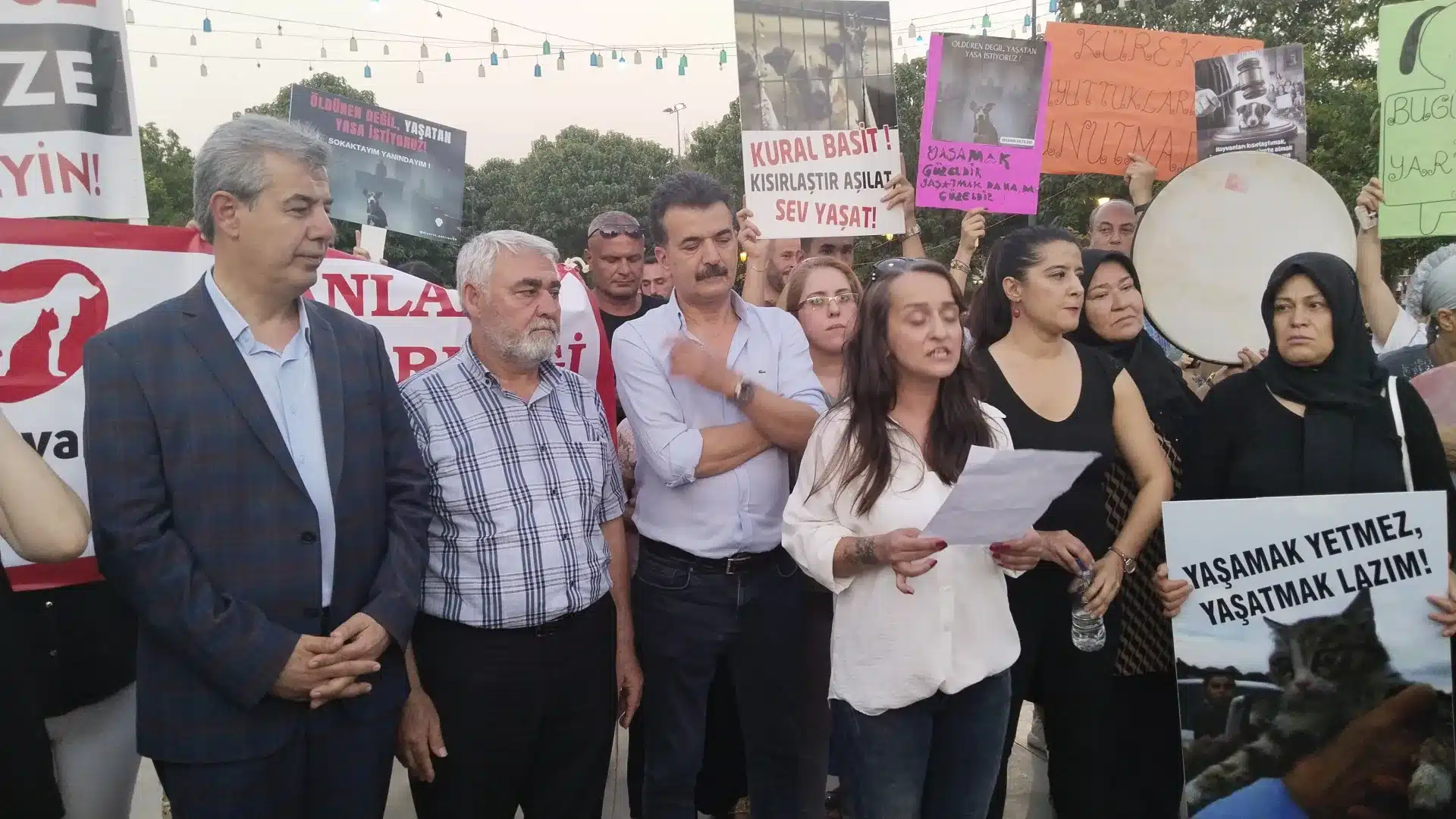 Şehi̇tkami̇l’de, Sokak Hayvanlari İçi̇n Yoğun Katilimli Protesto  