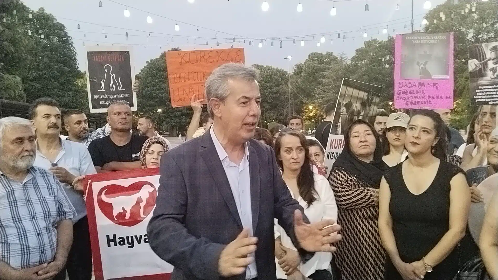 Şehi̇tkami̇l’de, Sokak Hayvanlari İçi̇n Yoğun Katilimli Protesto  