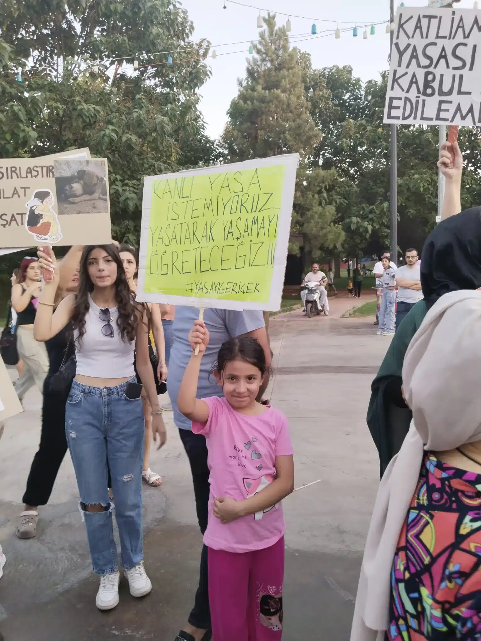 Şehi̇tkami̇l’de, Sokak Hayvanlari İçi̇n Yoğun Katilimli Protesto  