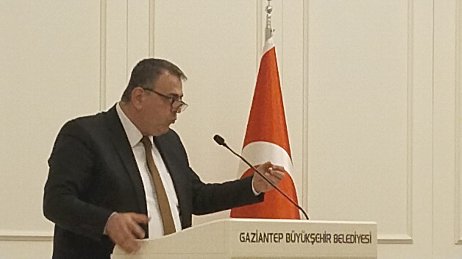 Sucu.," ülke cinnet geçiriyor lütfen birşeyler yapalım