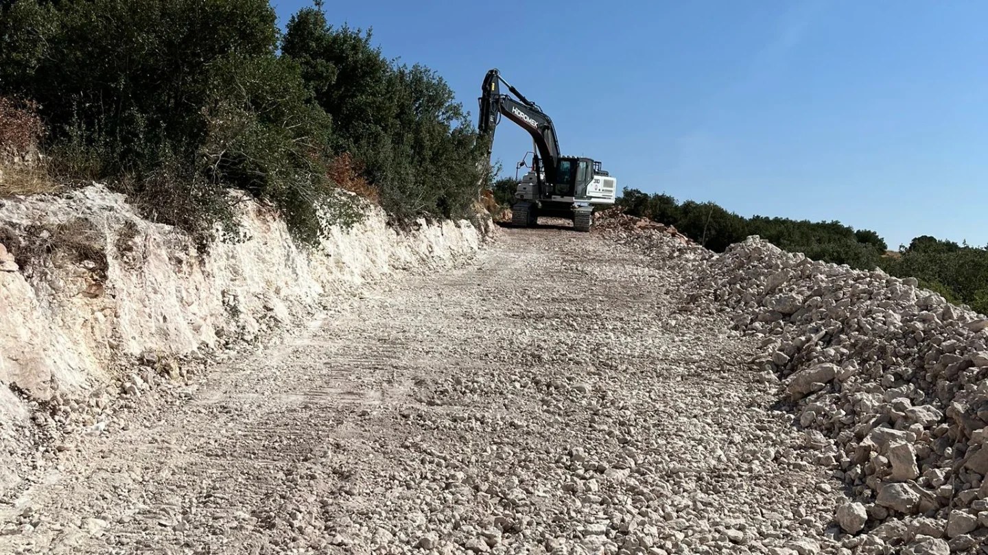 Kırsal mahallelerdeki yol sorunu Nizip Belediyesiyle çözüme kavuşuyor 