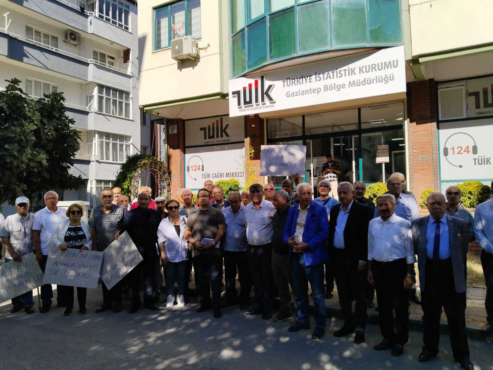 Emekliler TÜİK i protesto etti